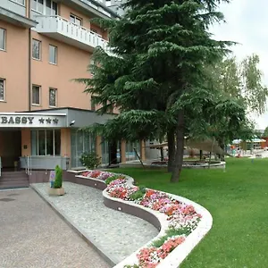 Embassy 3*, Pero İtalya